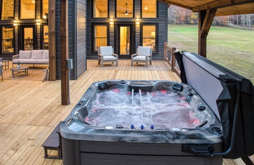 Ridgeline Vistas Cabin | Fall Creekside Escape Luxe, Modern & Secluded