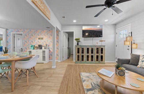 West Panama City Beach Cottage | *Fall Dates*-Large Private Pool-Fire Pit-Walk To Beach-Dog Friendly-King Beds