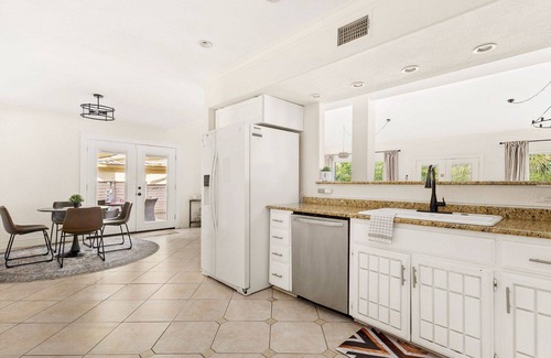 Vance Jackson House | *FALL Discounts 6BR Pool & Game Arcade | Family + Dog Friendly