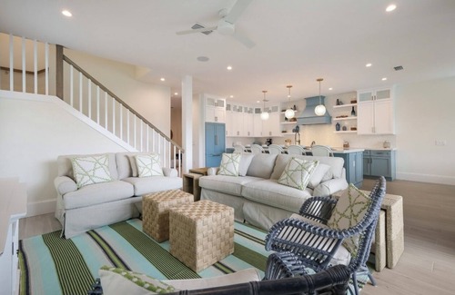 Bradenton Beach House | Fall discounts! Spacious 7-bedroom house in charming Bradenton Beach!