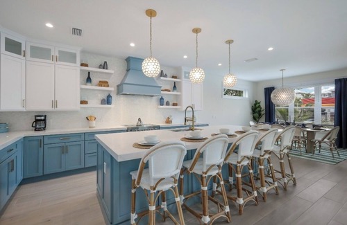 Bradenton Beach House | Fall discounts! Spacious 7-bedroom house in charming Bradenton Beach!
