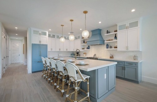 Bradenton Beach House | Fall discounts! Spacious 7-bedroom house in charming Bradenton Beach!