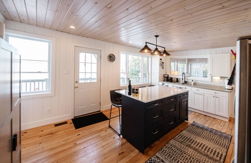Selwyn Cottage | Fall Escape 3BR Cottage with Fire Pit & Lake Views