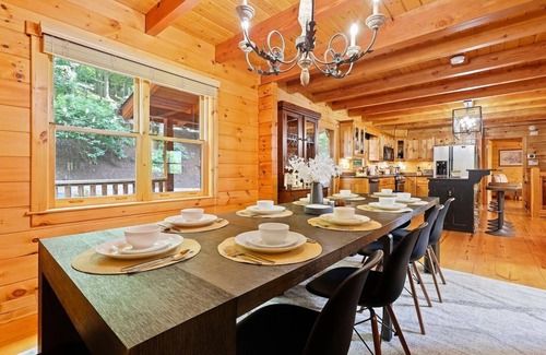 Banner Elk Cabin | Fall Escape*Mystic Glow Jungle*KidsSafari*Pets*Fire pit*Hot tub*Luxe Amenities