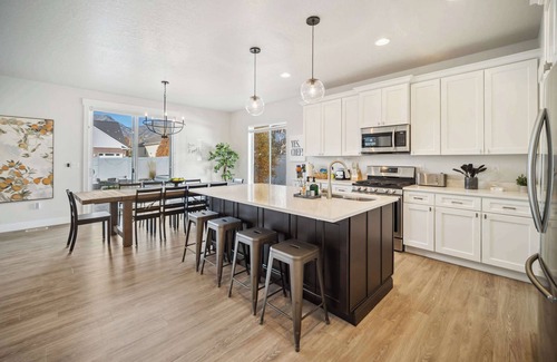 Orem House | Fall Family Retreat with Custom Sauna, Theatre, Lux MTN Spa, Pool and Poker tabl