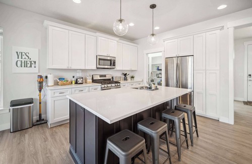 Orem House | Fall Family Retreat with Custom Sauna, Theatre, Lux MTN Spa, Pool and Poker tabl