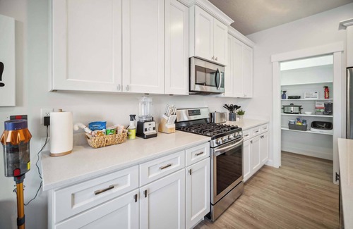 Orem House | Fall Family Retreat with Custom Sauna, Theatre, Lux MTN Spa, Pool and Poker tabl