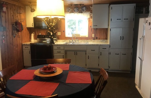 Alanson Cottage | Fall Foliage & Golf Getaway on Pickerel Lake – Cozy Lakeside Cottage Retreat