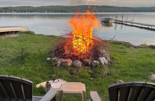 Alanson Cottage | Fall Foliage & Golf Getaway on Pickerel Lake – Cozy Lakeside Cottage Retreat