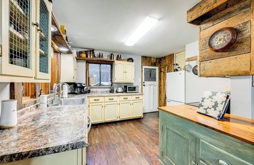 Franklin Cabin | Fall Foliage Paradise: Cabin w/Creek & Game Room
