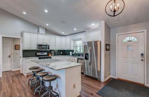 Blairsville House | Fall Foliage Retreat | Lakefront Cabin w/Hot Tub & Fire Pit