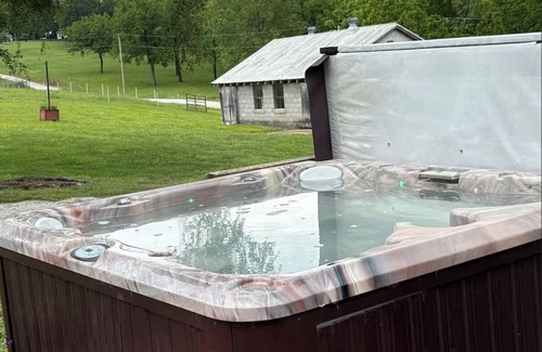 Aldrich Cottage | Fall Foliage! Serenity Cottage on Stockton Lake. Walk to water Game Room Hot tub