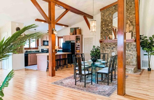 Fairfield House | Fall Foliage Views + Hot Tub Escape near WLU & VMI at Sunrise Ridge