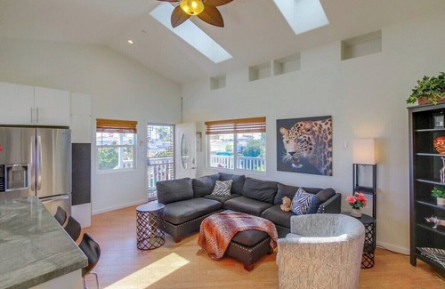 Bay Park Cottage | Fall fun at Safari Bay Hideaway-pet friendly yard!