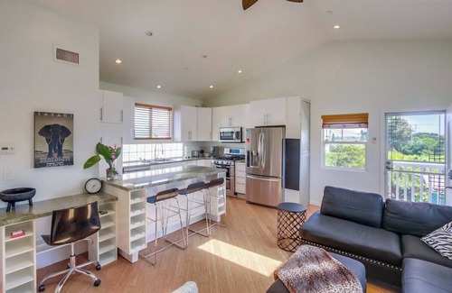 Bay Park Cottage | Fall fun at Safari Bay Hideaway-pet friendly yard!