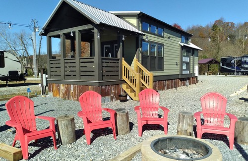 Morganton Cabin | Fall Fun in Blue RidgešMins from Downtown Activities