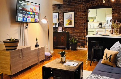 Virginia Highland Apartment | Fall Fun Spot Little 5 Parade & Musicfest King Bed