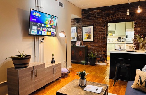 Virginia Highland Apartment | Fall Fun Spot Little 5 Parade & Musicfest King Bed