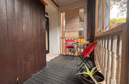 Virginia Highland Apartment | Fall Fun Spot Little 5 Parade & Musicfest King Bed
