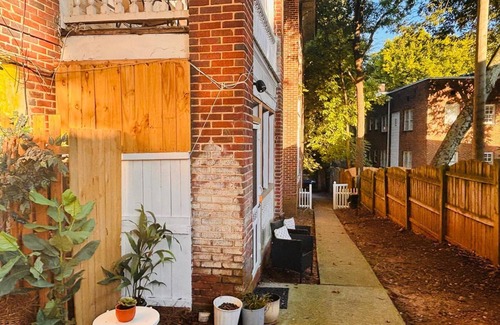 Virginia Highland Apartment | Fall Fun Spot Little 5 Parade & Musicfest King Bed