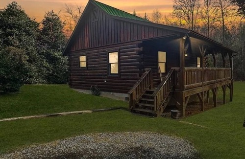 Whittier Cabin | Fall Getaway Cabin w/hot tub - dog friendly!