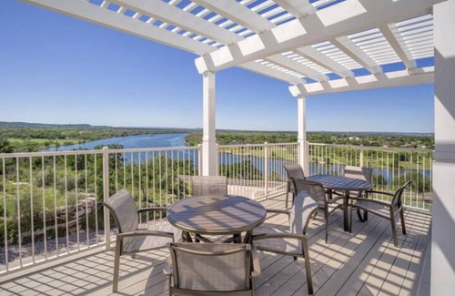 Oatmeal Condo | Fall in Love in Marble Falls! Cozy Condo with Riverview Pool & Hot Tub