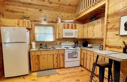 Murphy Cabin | Fall Into Comfort – Tranquil, Pet-Friendly Cabin with Fresh Dates Available!