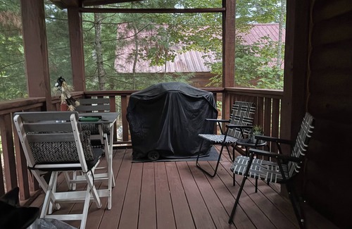 Murphy Cabin | Fall Into Comfort – Tranquil, Pet-Friendly Cabin with Fresh Dates Available!