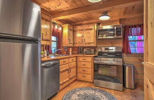 Elizabethton Cabin | Fall into the Smokey Mountains Pet Friendly with Hot Tub Cabin A