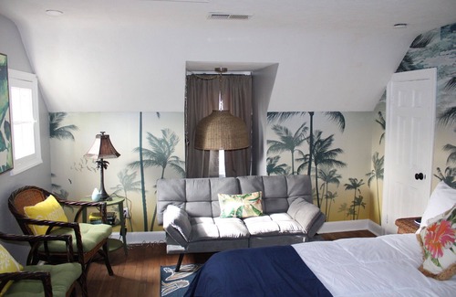 Waldorf House | Fall is here!!! Backyard retreat waiting for you and your guest.