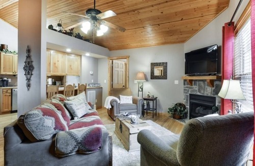 Reeds Spring Cabin | Fall is here! Come stay with us!Two master king suites. Gated golf community.