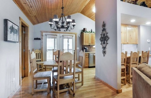 Reeds Spring Cabin | Fall is here! Come stay with us!Two master king suites. Gated golf community.