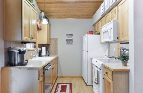 Reeds Spring Cabin | Fall is here! Come stay with us!Two master king suites. Gated golf community.