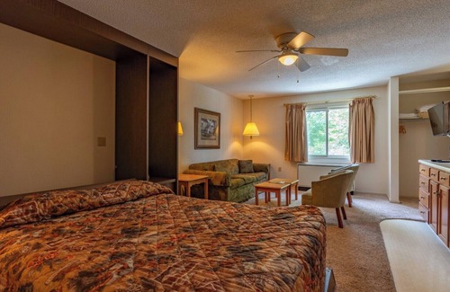 Beech Mountain Hotel | Fall Leaf-Peeping in Beech NC: Studio
