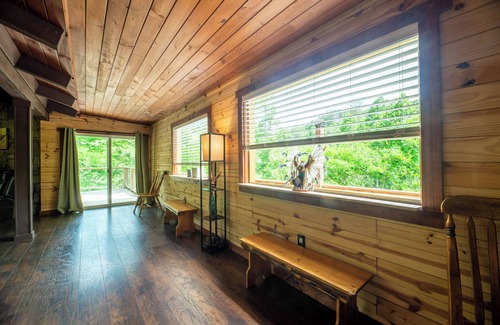 Sevierville Cabin | Fall Leaf Sale and No Pet Fees! Secluded, family friendly cabin with Hot Tub