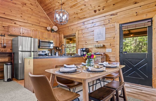 Sevierville Cabin | Fall Leaf Show▪️Hot Tub▪️Fireplace▪️Pool▪️Dollywood▪️Game Loft▪️Deck Views