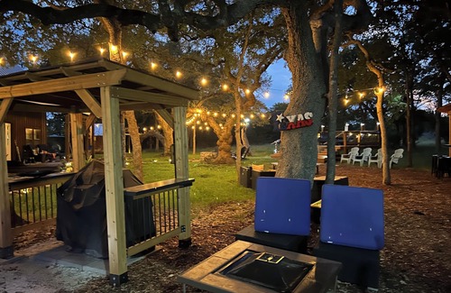 Canyon Lake House | Fall N Luv: Bumblebee Secluded Modern Tiny Home! Dog Friendly!