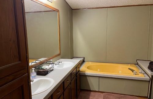 Eureka Springs House | Fall Ozark Mountains Getaway 4Bd 2Ba Country House Minutes From Eureka Springs, Beaver Lake & Dam and the White River