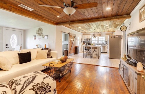 Waxahachie House | Fall Railway Station Stay- Sleeps 9