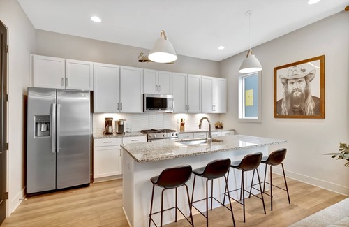 Talbot's Corner House | Fall rooftop deck, 2-car garage, chef’s kitchen near Broadway