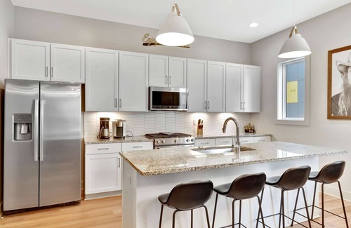 Talbot's Corner House | Fall rooftop deck, 2-car garage, chef’s kitchen near Broadway