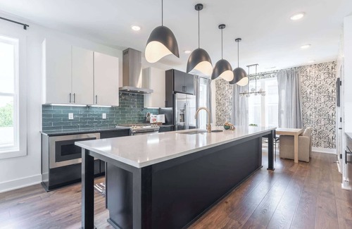 Talbot's Corner House | Fall rooftop fire pit, skyline views, chef's kitchen near Broadway