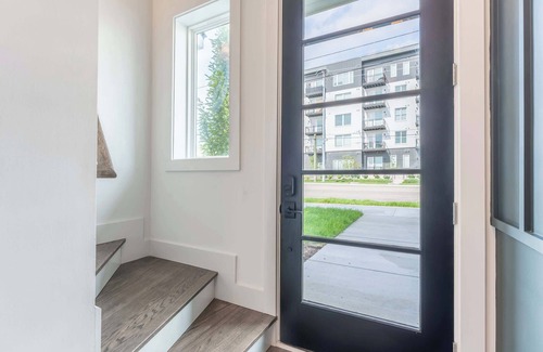 Talbot's Corner House | Fall rooftop fire pit, skyline views, chef's kitchen near Broadway