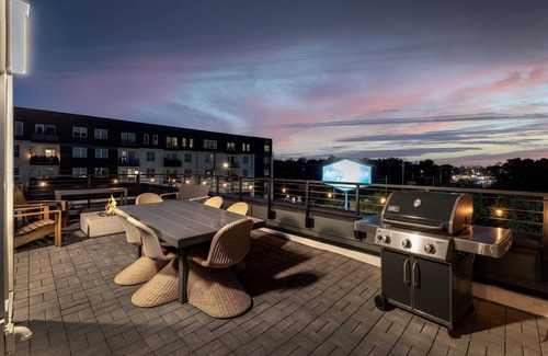 Talbot's Corner House | Fall rooftop fire pit, skyline views, chef's kitchen near Broadway