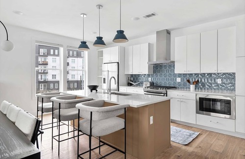 Talbot's Corner House | Fall rooftop fire pit, skyline views, chef's kitchen near Broadway