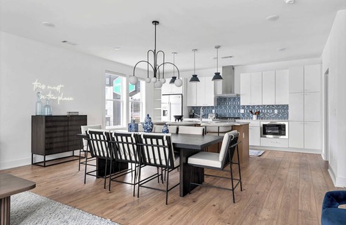 Talbot's Corner House | Fall rooftop fire pit, skyline views, chef's kitchen near Broadway