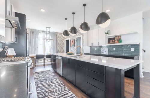 Talbot's Corner House | Fall rooftop fire pit, city views, private parking near Broadway