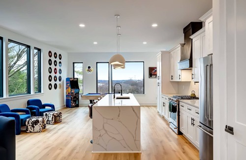 Hurwood Heights House | Fall rooftop hot tub, game room, sauna near Broadway and Geodis Park