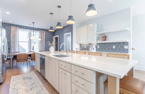 Talbot's Corner House | Fall rooftop hot tub, skyline views, private garage near Broadway