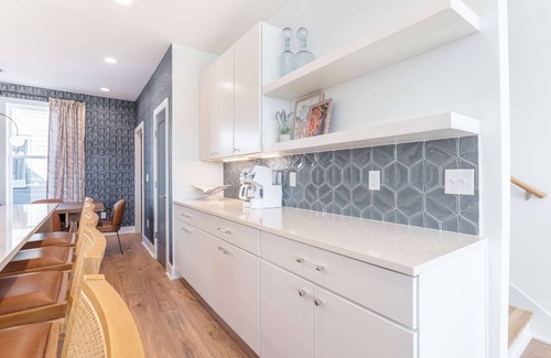 Talbot's Corner House | Fall rooftop hot tub, skyline views, private garage near Broadway